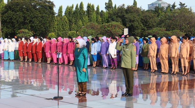 Ibu Wakil Presiden Republik Indonesia, Mufidah Jusuf Kalla menjadi inspektur upacara penghormatan kepada para pahlawan Indonesia di Taman Makam Pahlawan Kalibata, Jakarta, Selasa (20/12).