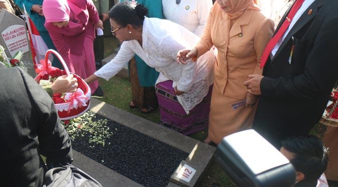 Menteri Yohana Yembise menabur bunga di beberapa makam pahlawan perempuan, diantaranya Ainun Habibie, Rooslilaa, dan Ratu Emma Norma Sudarmono, Jakarta, Selasa (20/12).