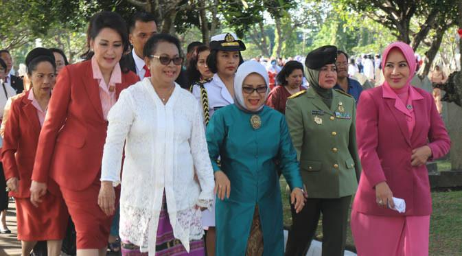 Menteri Yohana Yembise didampingi Ibu Wapres, Mufidah Jusuf Kalla, Ketua Umum Bhayangkari, Tri Suswati Karnavian dan sejumlah tokoh dari organisasi perempuan serta anggota TNI-Polri.  