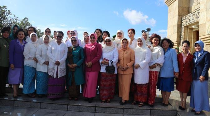 Menteri Yohana Yembise dan Ibu Wapres Mufidah Jusuf Kalla berfoto bersama 6 organisasi perempuan dan lembaga di Taman Makam Pahlawan Kalibata, Jakarta, Selasa (20/12).