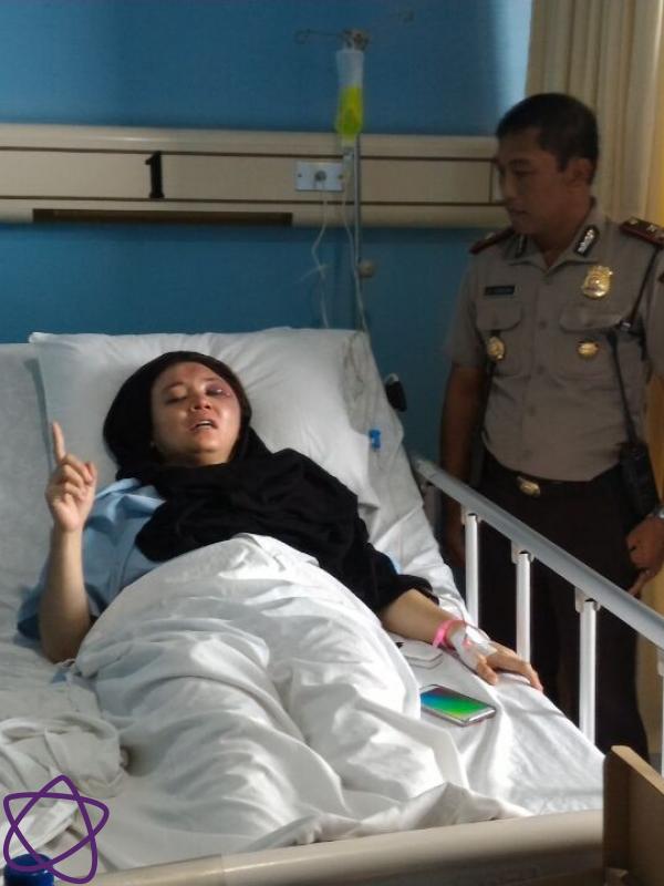 Farah Dibba saat bersama Fadlan di rumah sakit. Kondisinya cukup memprihatinkan. (Deki Prayoga/Bintang.com)
