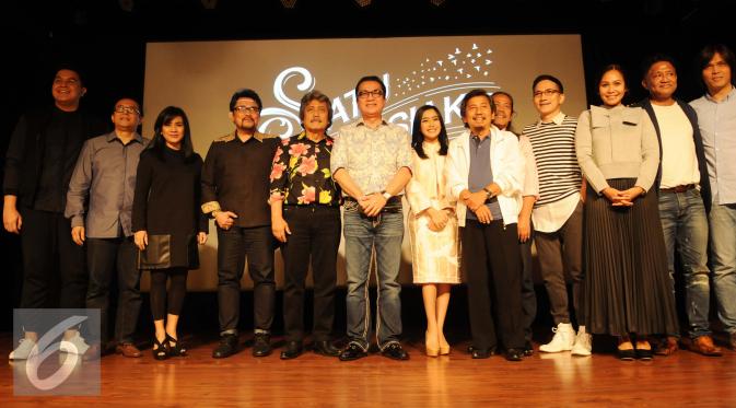 Tantowi Yahya bersama sejumlah artis berpose saat peluncuran CD kolaborasi Artis Indonesia di Gedung Jakarta Theater, Jakarta, Selasa (20/12). CD kolaborasi tersebut sebagai wujud untuk merawat kebhinekaan Indonesia.(Liputan6.com/Gempur M Surya)