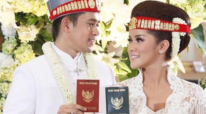 Olla Ramlan dan Aufar Hutapea pamerkan buku nikah (Instagram/@ollaramlanaufar)