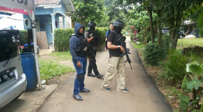  Densus 88 tangkap dan tembak tiga orang terduga teroris di sebuah kontrakan di daerah Kelurahan Babakan Kecamatan Setu, Kota Tangerang Selatan (Liputan6.com/Pramita Tristiawati) 