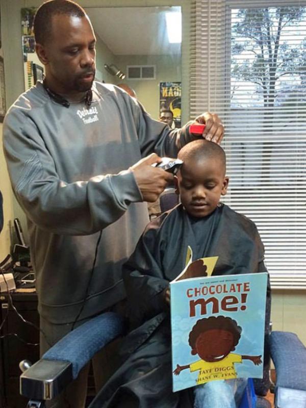Barbershop di Amerika kasih cukur gratis bagi anak-anak yang bisa membaca. (Via: boredpanda.com)