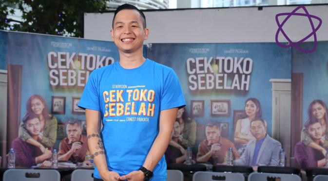 Ernest Prakasa di preskon film Cek Toko Sebelah. (Deki Prayoga/Bintang.com)