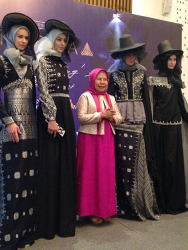 Brand busana muslim Shafira memprediksi hijab bertabur swarovski masih jadi tren busana 2017.