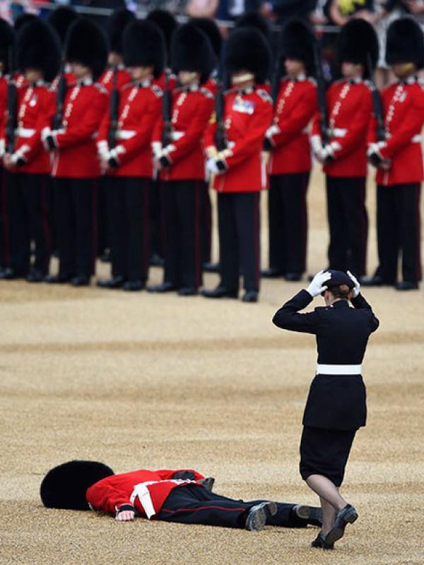 Pengawal pingsan saat upacara ulang tahun Ratu Elizabeth. (Via: boredpanda.com)