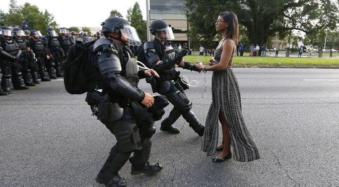 Demonstran dihadang polisi di Baton Rouge, Louisiana. (Via: boredpanda.com)