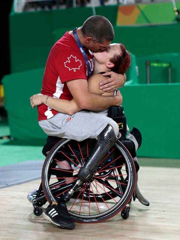 Pebasket asal Kanada memeluk istrinya. (Via: boredpanda.com)