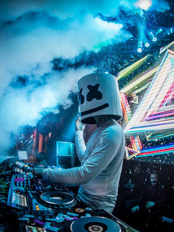 Marshmello, DJ sekaligus musikus EDM. (runthetrap.com)