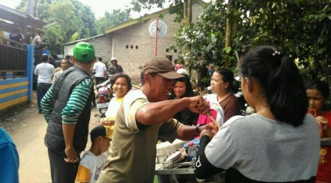 Pedagang es cendol sibuk melayani pembeli saat penggerebekan teroris di Tangerang Selatan. (Liputan6.com/Muslim AR)