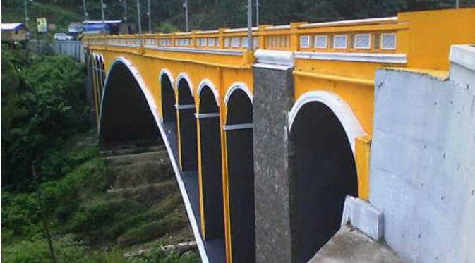 Kini Jembatan Bolong sudah dicat berwarna kuning dan berubah nama menjadi Jembatan Kuning. (Liputan6.com/Eka Hakim)