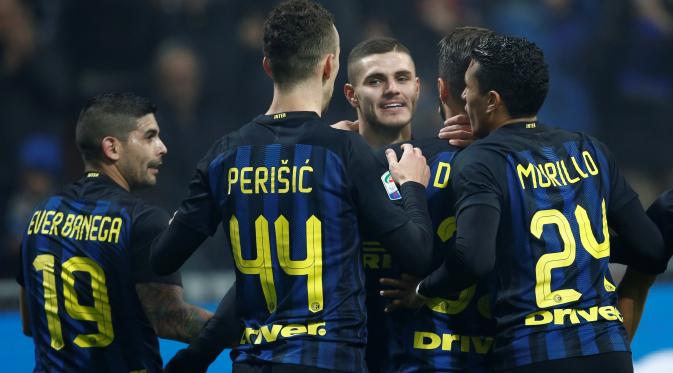 Para pemain Inter merayakan gol kemenangan saat melawan Lazio, Rabu (22/12/2016) dinihari (REUTERS/Alessandro Garofalo)