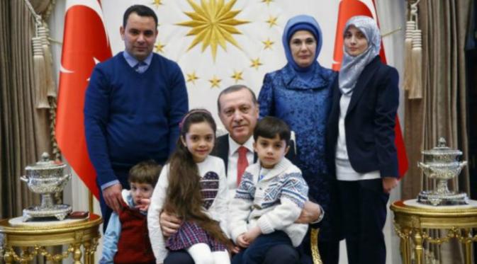 Presiden Erdogan bersama istri dan keluarga Bana Alabed (Reuters)