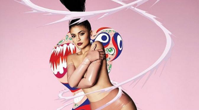 Payudara makin membesar, Kylie Jenner membuat netizen makin nyinyir berkomentar.