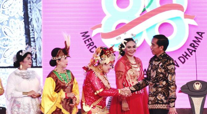 Jokowi menyalami Ibu-ibu paduan suara Bhayangkara dalam acara peringatan hari ibu di Banten (Setpres/Biro Pers Kepresidenan)