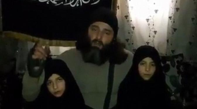 Kedua bocah yang belakangan diketahui bernama Islam dan Fatima itu dipersiapkan keduo orangtua mereka untuk menjadi pembawa bom bunuh diri (Dailymail.com)