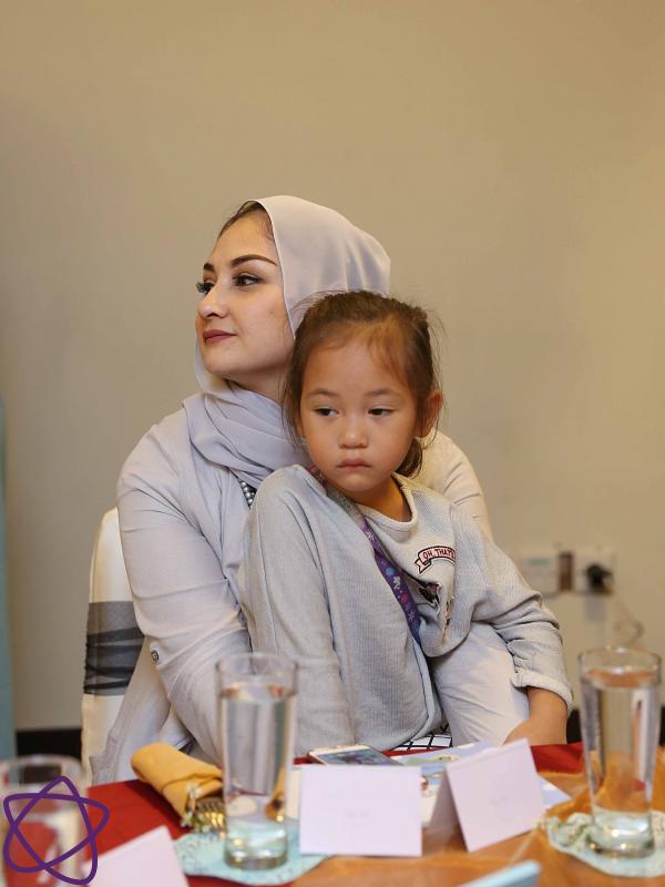 Mona Ratuliu dan anaknya. (Nurwahyunan/Bintang.com)