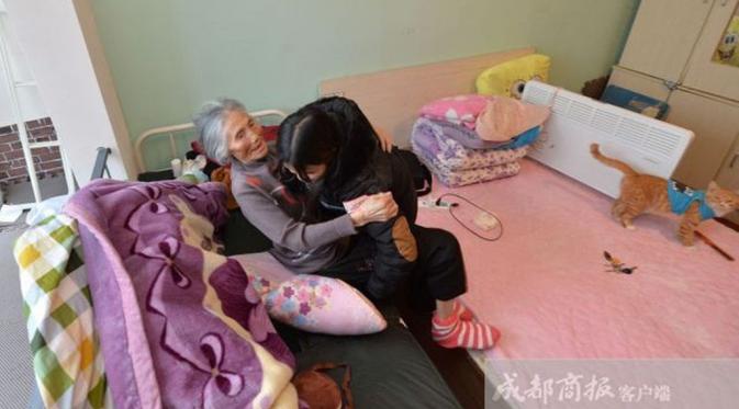 Tak ada lagi yang bisa diandalkan sang nenek, mahasiswi ini pilih 'pasang' badan merawatnya. (Foto: shanghaiist.com)