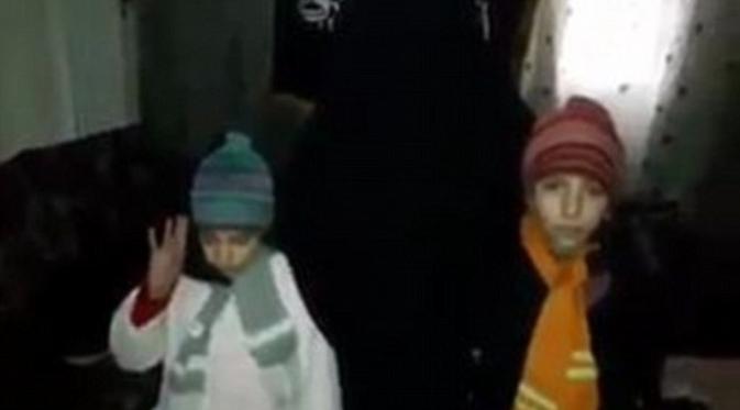 Kedua bocah yang belakangan diketahui bernama Islam dan Fatima itu dipersiapkan keduo orangtua mereka untuk menjadi pembawa bom bunuh diri (Dailymail.com).