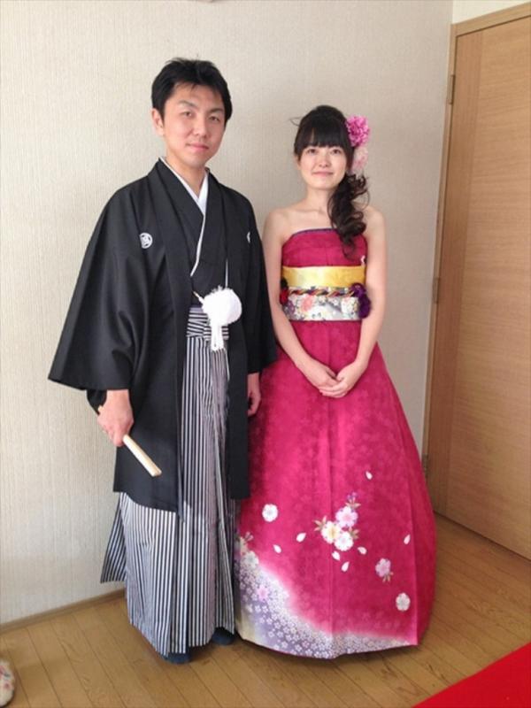 Bukan memakai gaun internasional, pengantin Jepang nampak luar biasa dengan balutan gaun kimono. (via: Boredpanda.com)