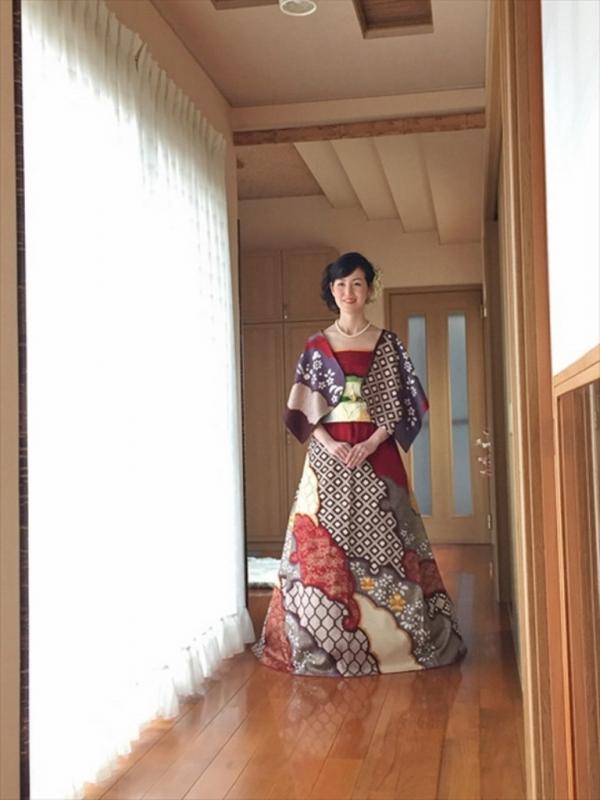 Bukan memakai gaun internasional, pengantin Jepang nampak luar biasa dengan balutan gaun kimono. (via: Boredpanda.com)