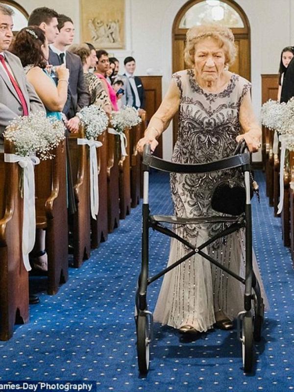 Pasangan pengantin antimainstream, memilih nenek-neneknya jadi pengiring menuju pelaminan. (Foto: dailymail.co.uk)