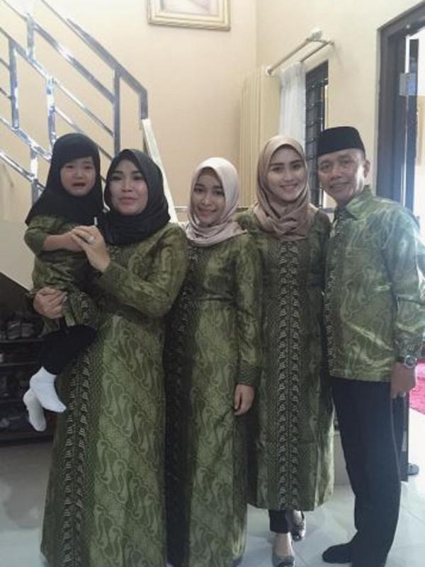 Ayu Ting Ting bersama keluarga saat hendak berangkat umrah (Instagram/@ayutingting92)