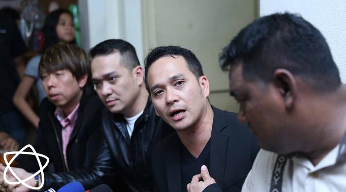 Fadli Akhmad dan Fadlan Muhammad saat menggelar jumpa pers tentang penganiayaan adiknya, Farah Dibba (Nurwahyunan/Bintang.com)