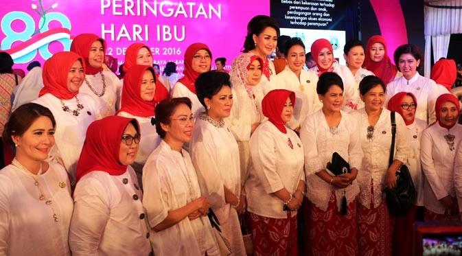 Ibu Negara Iriana Joko Widodo berfoto bersama sejumlah anggota organisasi perempuan.