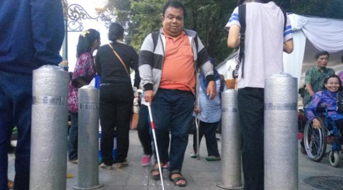 Seorang difabel menggunakan trotoar yang baru diresmikan di Kota Yogyakarta. (Liputan6.com/Switzy Sabandar)