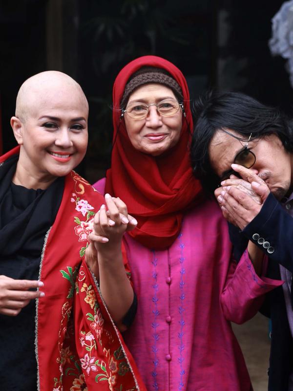 Artis senior Ria Irawan foto bersama dengan ibundanya, Ade Irawan dan suami, Mayky Wongkar merayakan pernikahannya di kediamannya di Lebak Bulus, Jakarta, Jumat (23/12). (Liputan6.com/Herman Zakharia)