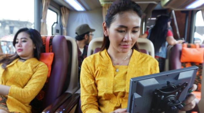 Fasilitas layar LCD di Elegant Class Bus Tingkat Telolet Wonogiri-Jakarta. (Liputan6.com/Fajar Abrori)