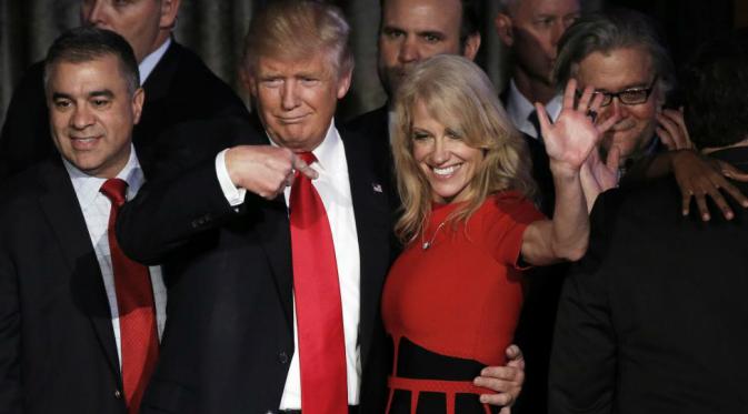 Donald Trump bersama dengan Kellyanne Conway yang ditunjuk sebagai penasihat presiden (Reuters)