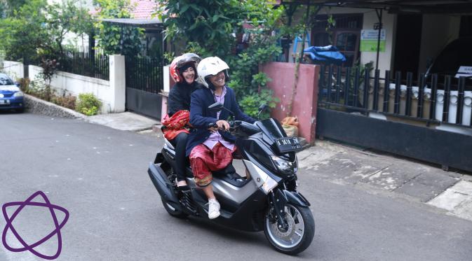 Perki ke KUA utuk menikah dengan naik motor, enggak masalahbagi Ria Irawan. (Adrian Putra/Bintang.com)