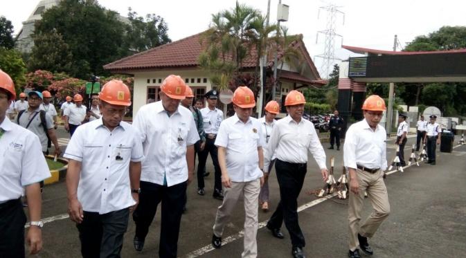 Menteri ESDM Ignasius Jonan mengunjungi Pusat Pengatur Beban (P2B) Jawa Bali, PT PLN (Persero), di Gandul‎, Depok, Jawa Barat. (Ilyas/Liputan6.com)