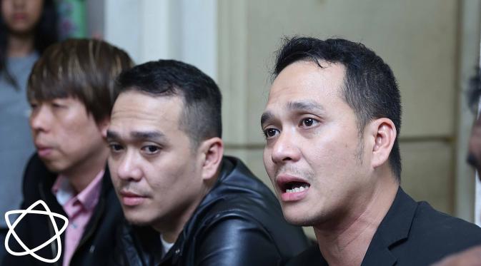 Fadli dan Fadlan saat menggelar jumpa pers terkait kasus Farah Dibba, adiknya. (Nurwahyunan/Bintang.com)