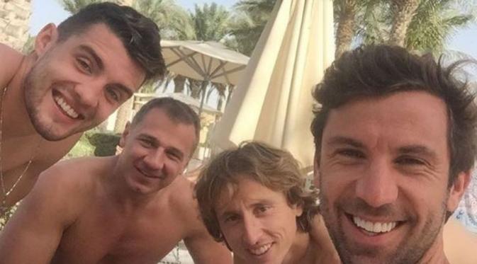 Pemain incaran Barcelona, Darijo Srna, tengah berlibur bersama dua pemain Real Madrid, Luka Modric dan Mateo Kovacic di Dubai, baru-baru ini. (www.instagram.com/darijosrna)