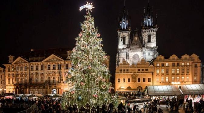 Pohon Natal di Praha, Republik Ceko. (AP)
