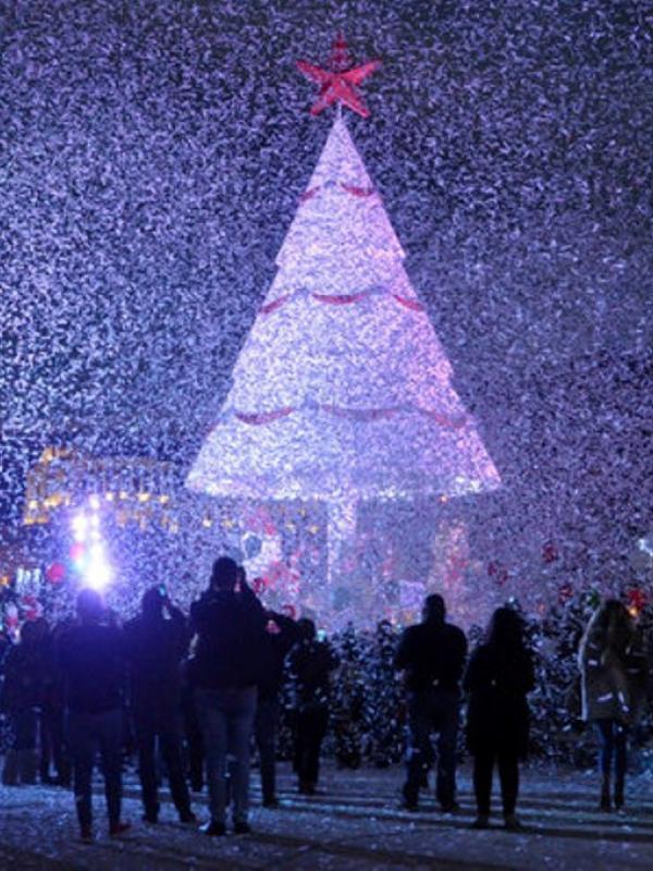 Pohon Natal di Zgharta, Lebanon. (AP)