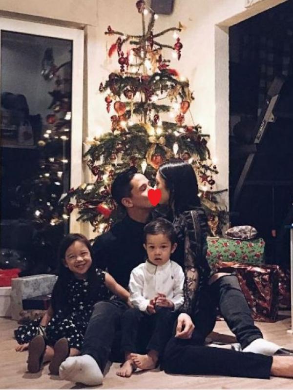 Jennifer Bachdim saat merayakan natal 2016 bersama Irfan Bachdim dan anak-anak mereka, Kiyomi dan Kenji. (Instagram - @jenniferbachdim)