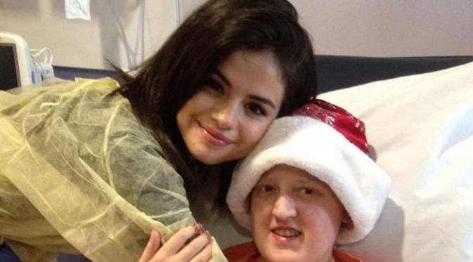 Selena Gomez mengunjungi rumah sakit anak di Texas saat Natal. (foto: instagram/ramseyps)