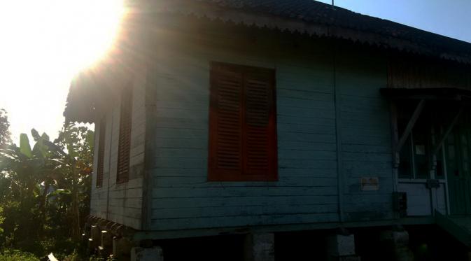 Matahari seakan hendak bersembunyi di balik rumah dinas Kepala Stasiun Tanggung, Kabupaten Grobogan, Jateng. (Liputan6.com/Felek Wahyu)