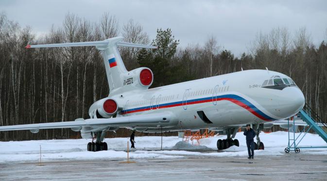 Sebuah Pesawat Militer Tupolev Tu-154 ketika di landasan Bandara Militer Chkalovsky Utara Moskow, Rusia. Foto diambil pada 15 Januari 2015. (REUTERS/Dmitry Petrochenko)