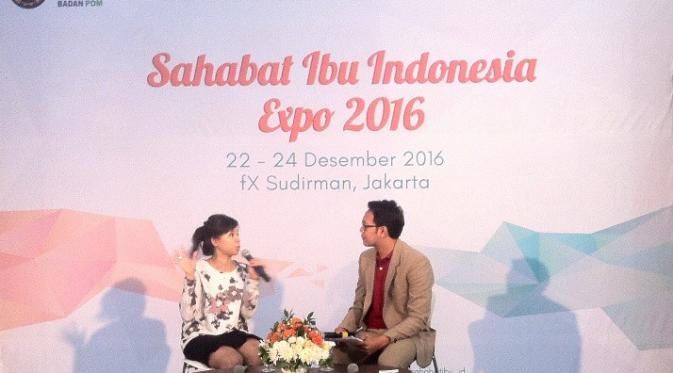 Susan Hartono, MSc, CHt - Holistic Nutrition & Mindfulness Coach sebagai pembicara talk show tentang nutrisi pada Sahabat Ibu Indonesia Expo 2016. (Liputan6.com/Hutomo)