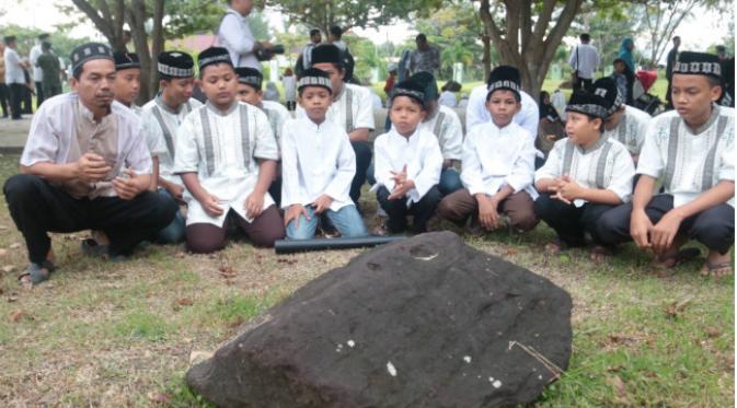 Warga Aceh melakukan ziarah ke kuburan masal Ule–Lhee, Banda Aceh. (Liputan6.com/Windy Phagta) 