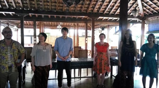 Kelompok seniman asal Jepang, Dajare, siap berkolaborasi dengan warga Desa Jatinom, Klaten, menyuguhkan musik kreatif. (Liputan6.com/Switzy Sabandar)