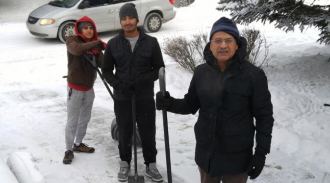 Anggota Islamic Association of Northwest Calgary rutin membersihkan salju di jalanan lingkungan tempat tinggal mereka sejak 5 tahun yang lalu (Cindy Russell)