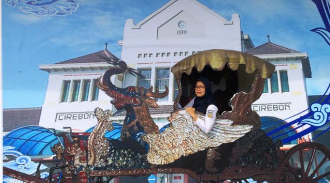 Gambar melukiskan kereta Paksi Naga Liman merupakan salah satu warisan budaya asli Cirebon. (Liputan6.com/ Panji Prayitno)